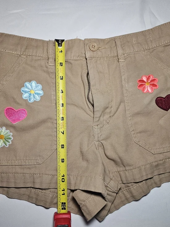 PacSun Custom Embellished Cargo Shorts Size 27 Mid Rise Khaki Tan Floral Heart - Picture 3 of 8